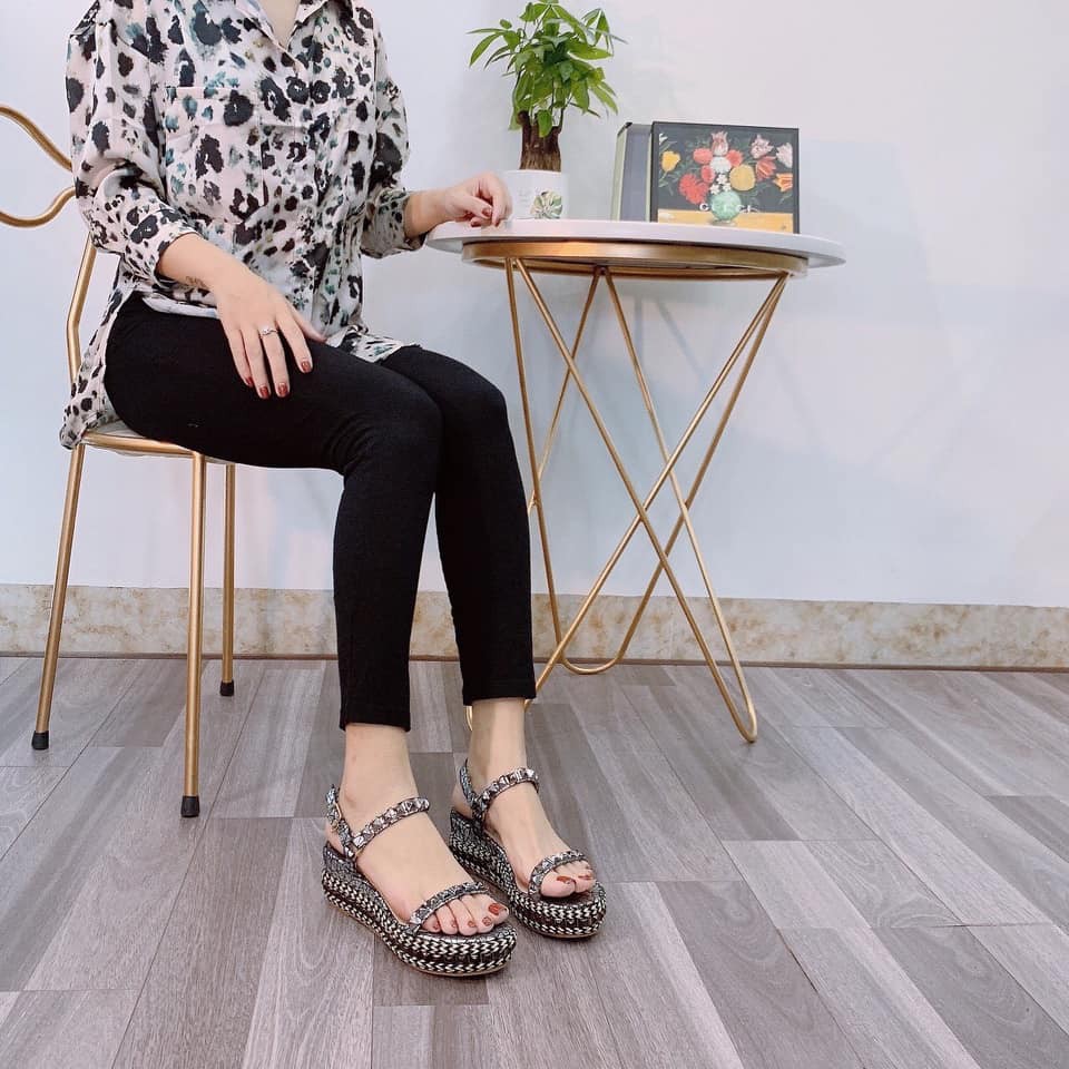 Giày sanda phối đinh