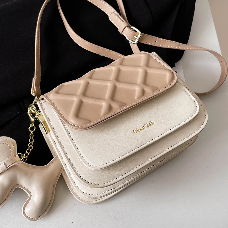 Túi đeo chéo form mềm họa tiết nổi kèm móc khoá cún đáng yêu