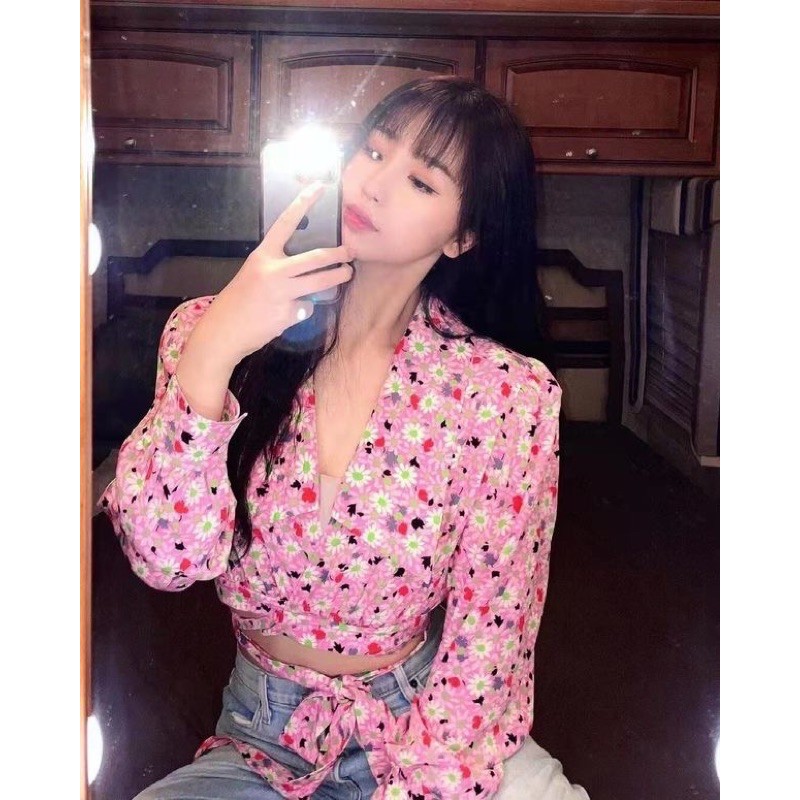 Áo ho croptop cột eo Cúc Tịnh Y, Ng Thư Hân