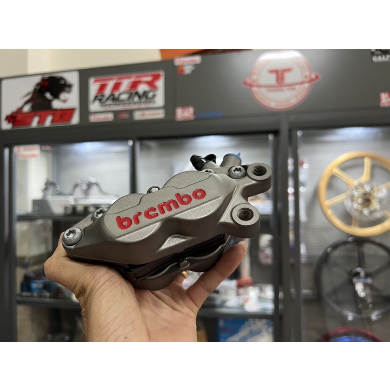 Heo dầu Brembo 4Pis bên phải gắn các dòng xe