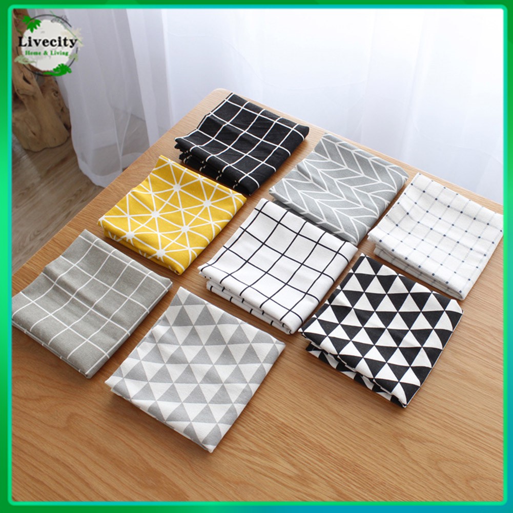 Thảm trải trang trí bàn ăn phối nhiều họa tiết đơn giản nhã nhặn | BigBuy360 - bigbuy360.vn