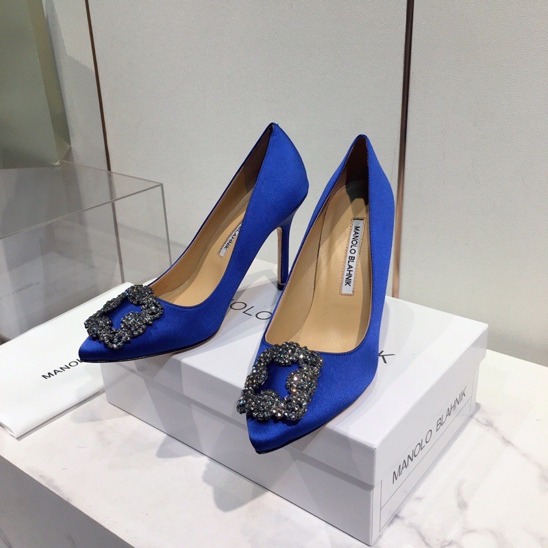 giày cao gót mũi nhọn Manolo Blahnik thiết kế mặt đính đá sang trọng
