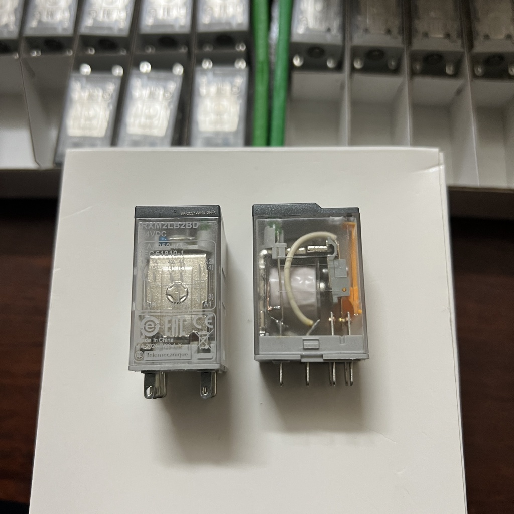 Rơ Le Relay Trung Gian Schneider RXM2LB2BD  24VDC 8 Chân bé