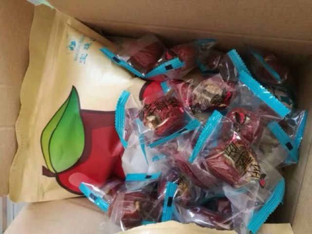 Táo đỏ kẹp óc chó và nho khô