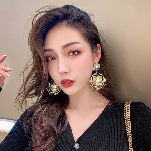 Khuyên Tai Tròn Bằng Kim Loại Rỗng Đính Ngọc Trai Thời Trang Phổ Biến Cho Nữ