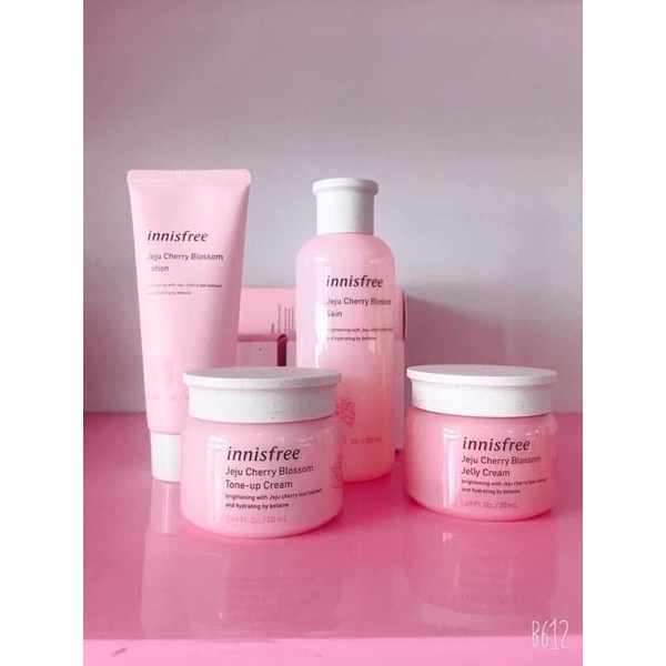 Set dưỡng ẩm và nâng tông da trắng hồng Innisfree Jeju Cherry Blossom