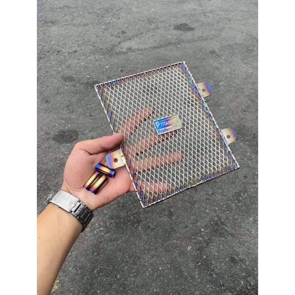 che két nước titan mẫu lưới vuông cho xe tay ga honda vario air blade ab click sh mode ( titanium radiator cover net )
