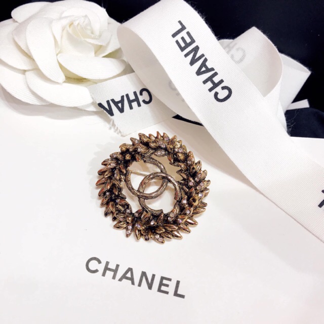 Cài áo Chanel vàng đồng