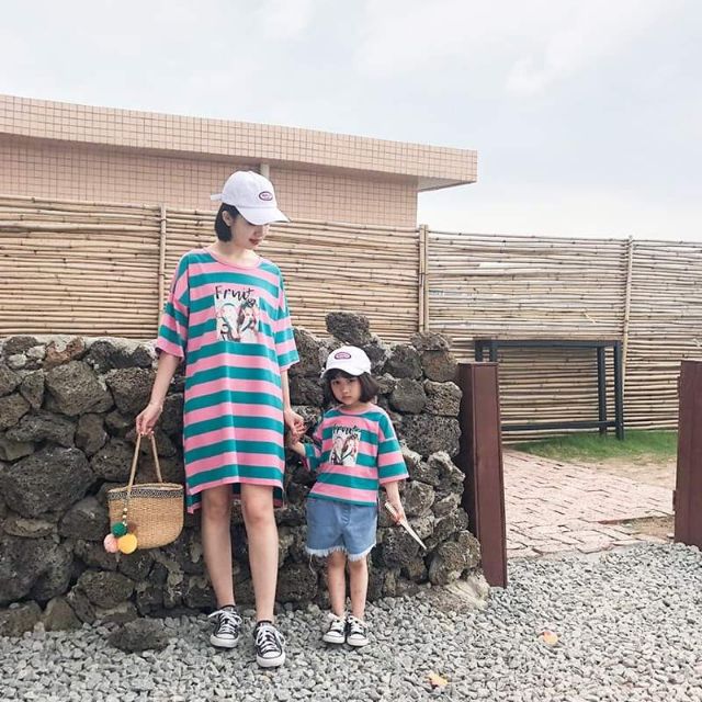 SET VÁY ĐÔI MẸ CON. Chất liệu cotton mềm mịn thấm hút mồ hôi, màu sắc hài hòa dáng váy mẹ xuông mặc thoải mái tạo dáng .
