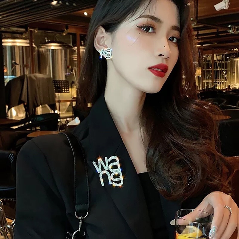 Ghim Cài Áo Chữ Wang Đính Đá Phong Cách Hàn Quốc Hiphop