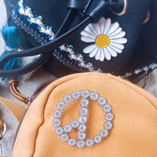Pin cài hoa cúc Peaceminusone thương hiệu G-Dragon