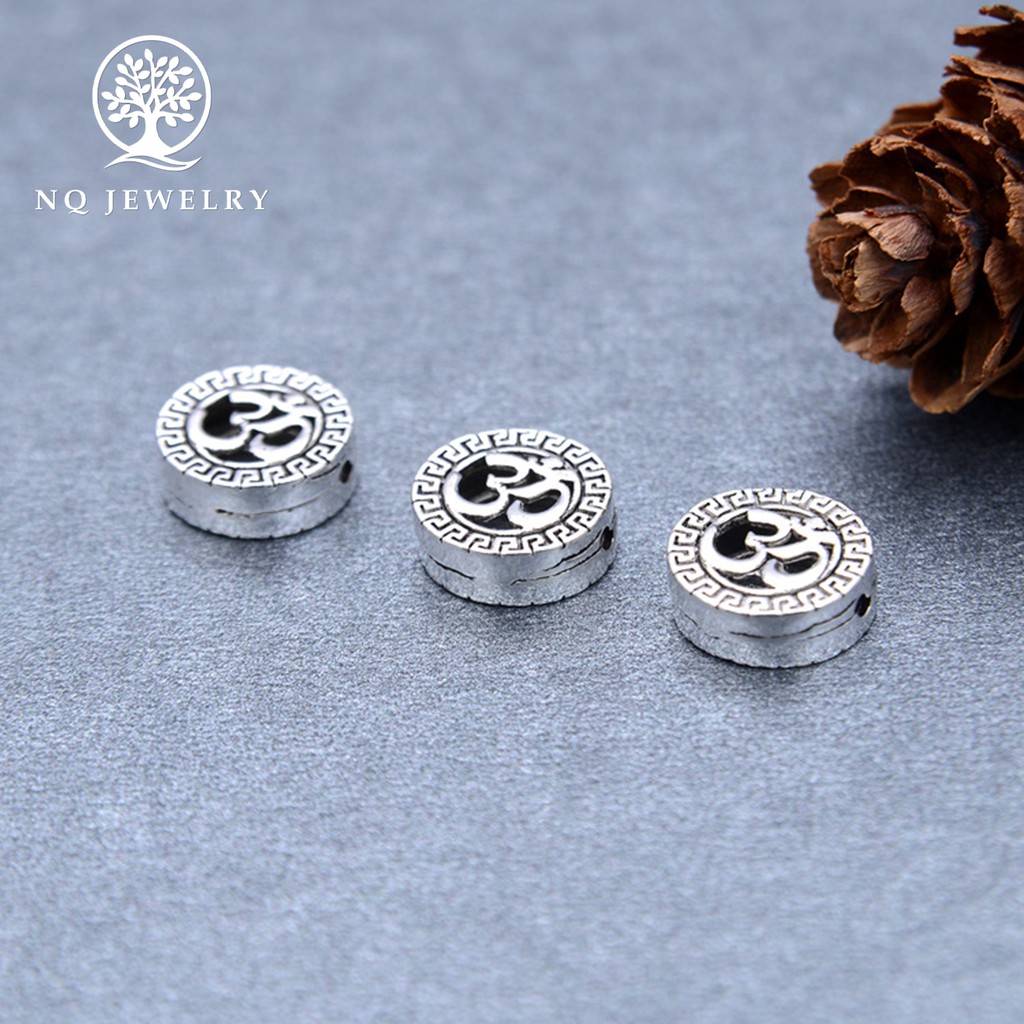 Charm bạc chữ ôm xỏ ngang - NQ Jewelry