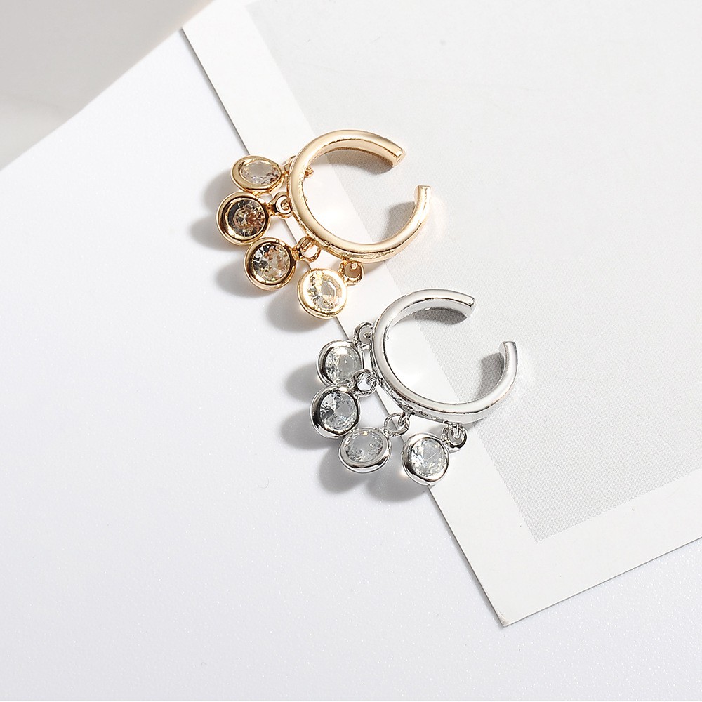 Khuyên tai ngắn đính núm tua và pha lê