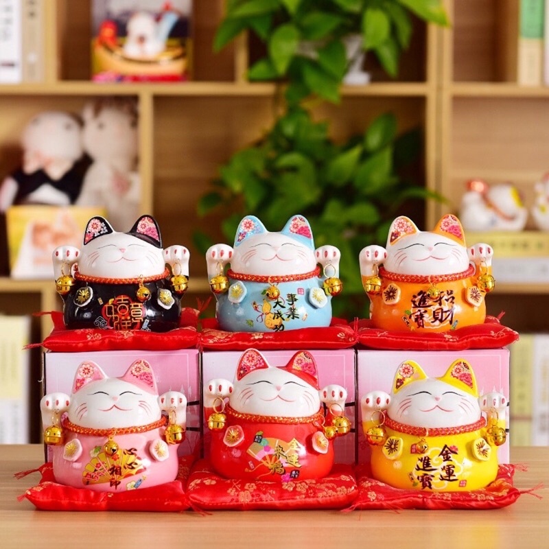 Mèo thần tài may mắn Maneki Neko 12cm tặng kèm thảm đỏ (Hũ tiết kiệm)