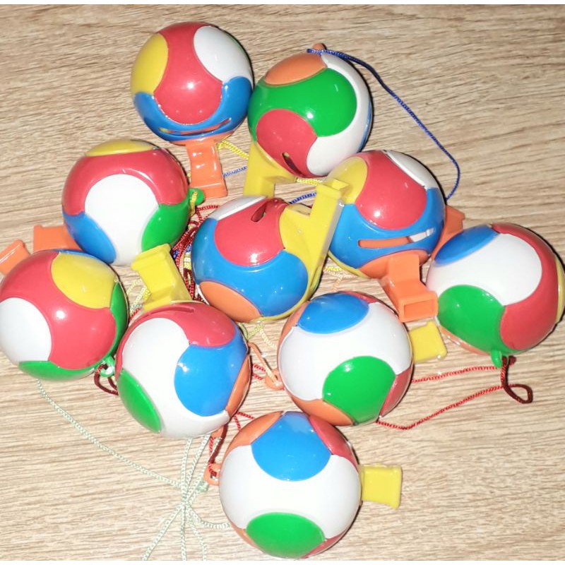 Một chiếc kèn_ tu hít hình quả bóng bằng nhựa nhiều màu sắc