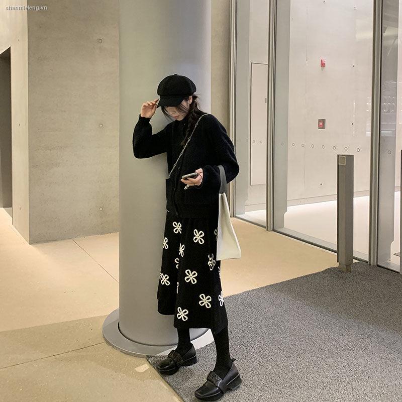 Chân váy len dệt kim dáng chữ A họa tiết cỏ bốn lá phong cách retro thời trang mùa thu 2021