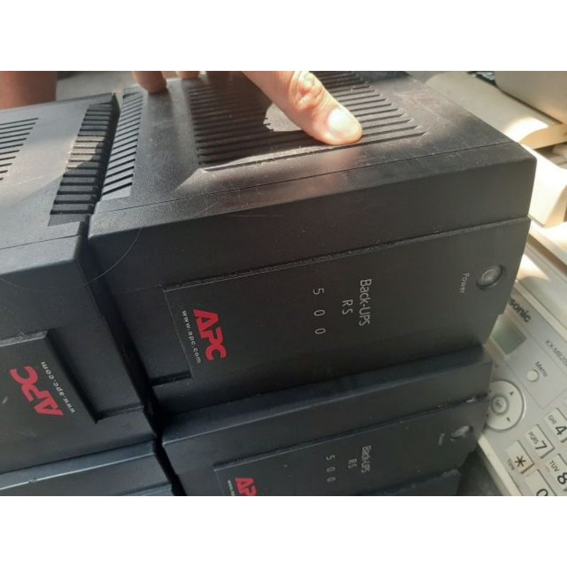 Máy kích điện, bộ lưu điện ups APC RS 500 zin sài tốt ko có bình ác quy sài hết bình mới ngắt. sóng sin chuẩn
