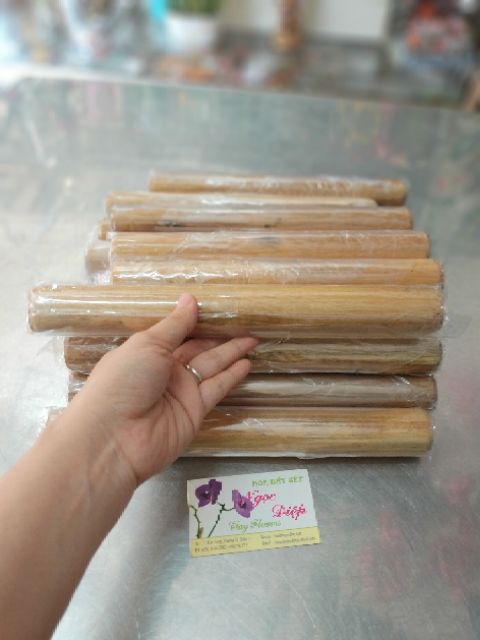 DỤNG CỤ CÁN ĐẤT SÉT BẰNG TAY .