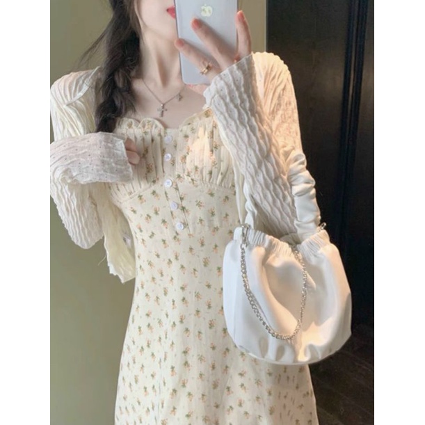 Set đầm hoa hai dây xếp ly ngực phối nút kèm áo khoác trắng