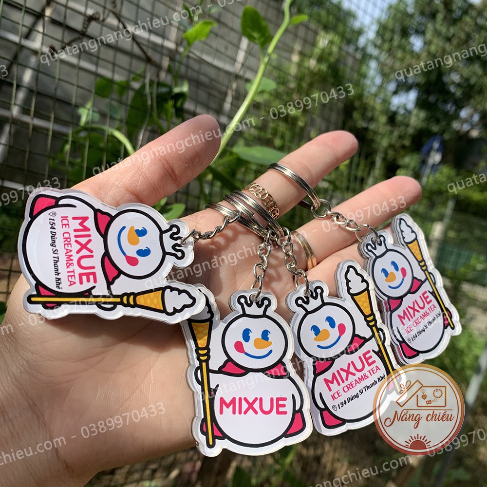 Móc khóa hình dũng sĩ kem, móc khóa logo thương hiệu kem mixue, chất liệu mica sáng bóng và sịn sò