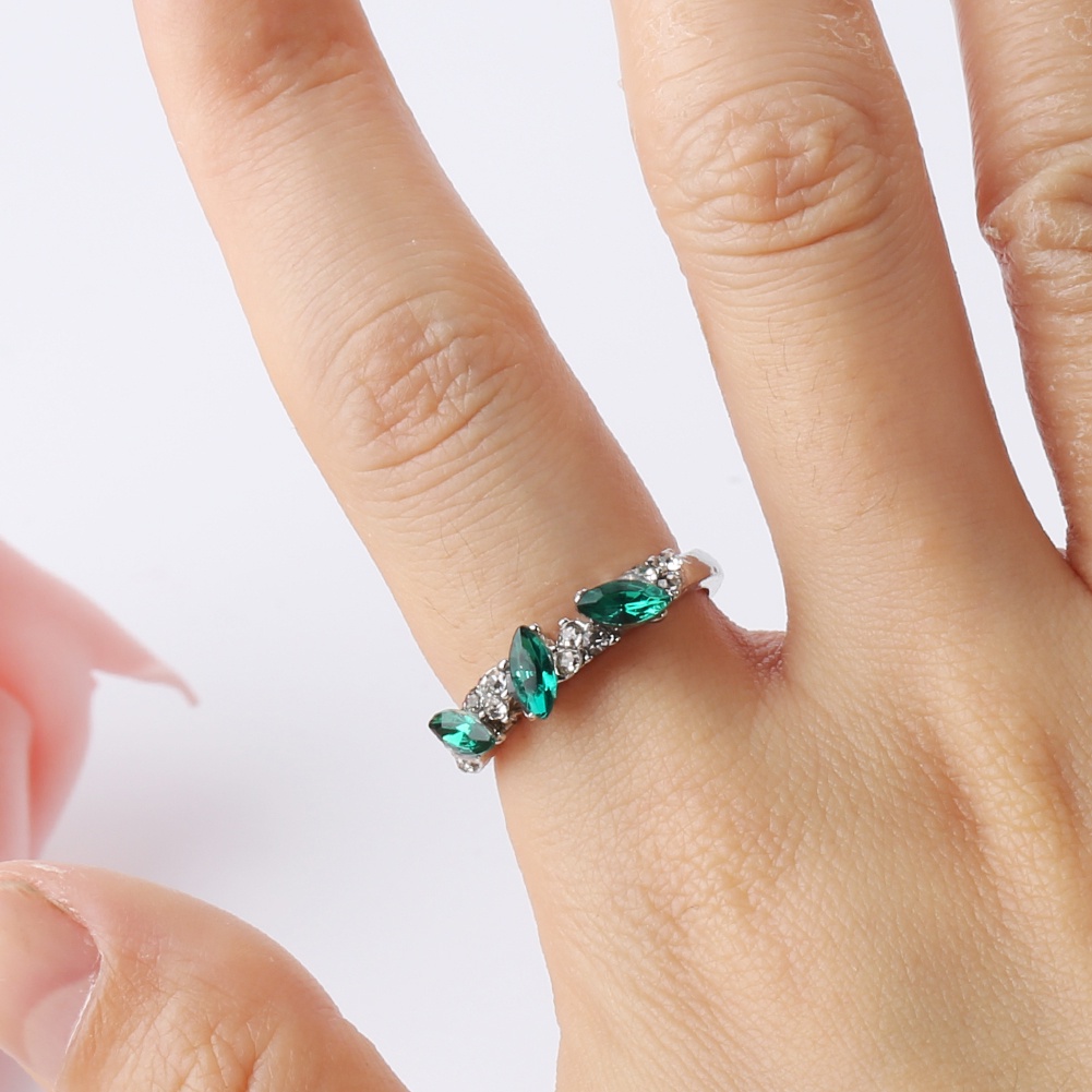 Nhẫn Hình Trái Tim Đính Đá Ngọc Lục Bảo