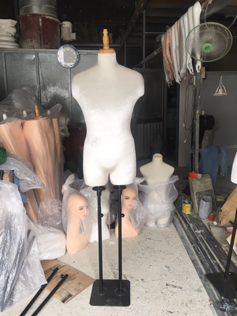 Manocanh nhung nam có đùi chân sắt