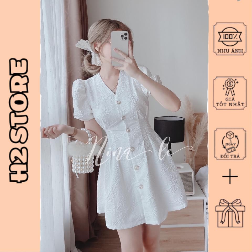 Váy trắng gấm cúc ngọc chun lưng sau cổ V tay bồng