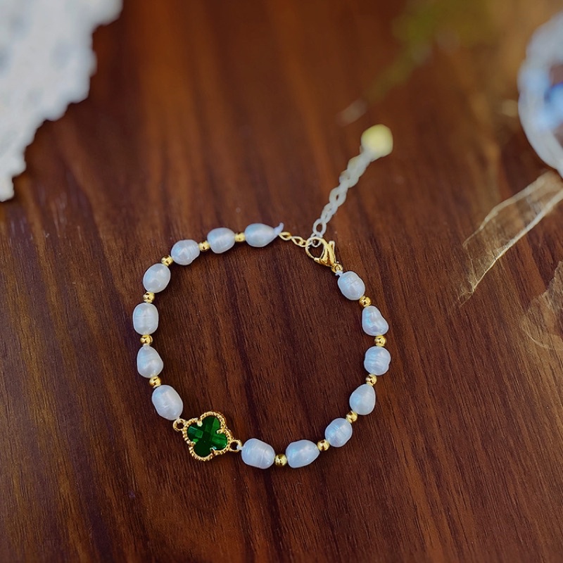 Vòng tay ngọc trai nhân tạo kết hợp charm cỏ bốn lá kèm hộp đựng