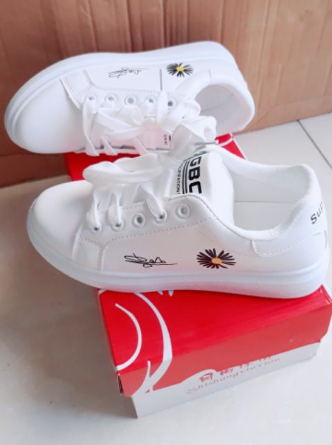 [Mã FAMAYWA2 giảm 10k đơn từ 50k] Giày Thể Thao Trắng Hoa Cúc Chữ Ký phun Hôp_FREEESHIP | BigBuy360 - bigbuy360.vn