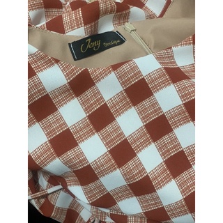 Váy kẻ cam đất