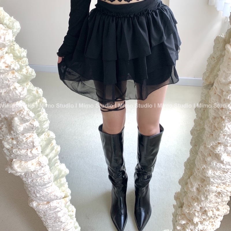 Áo đen tay dài trễ vai vạt xéo