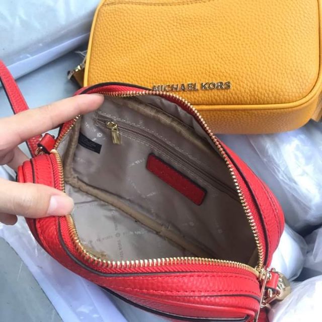 Túi đeo chéo michael kors