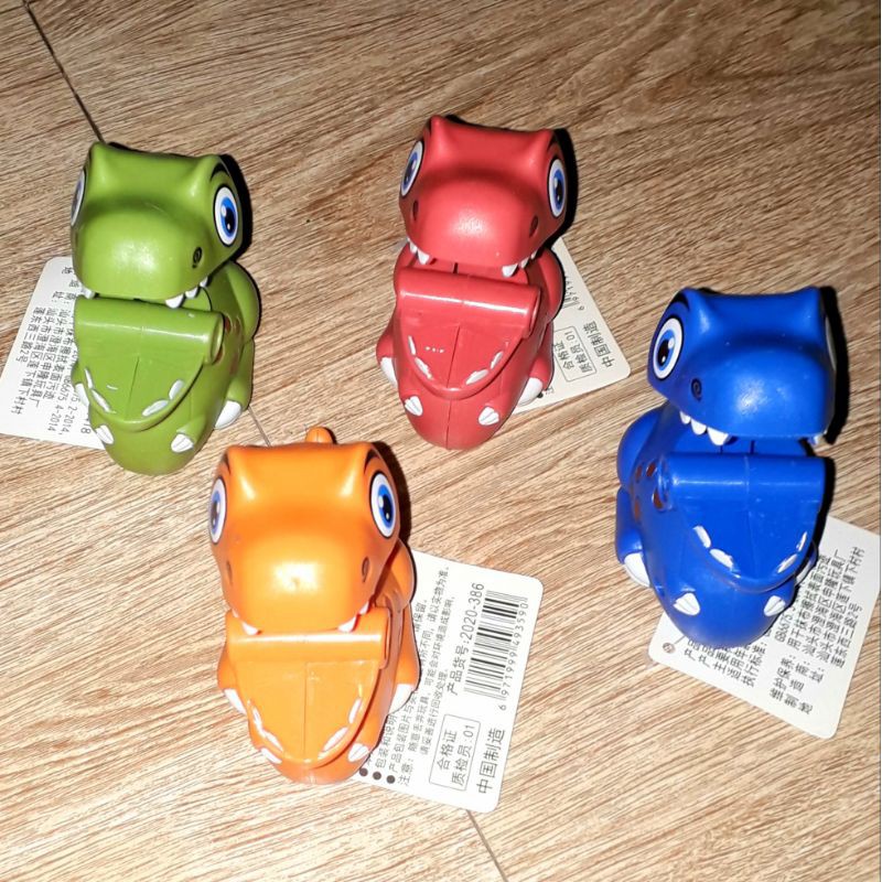 Một chiếc xe khủng long siêu dễ thương chạy chớn bằng nhựa rất đẹp