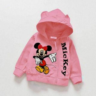 Áo khoác da cá thêu đắp mickey, dây kéo may xéo phá cách