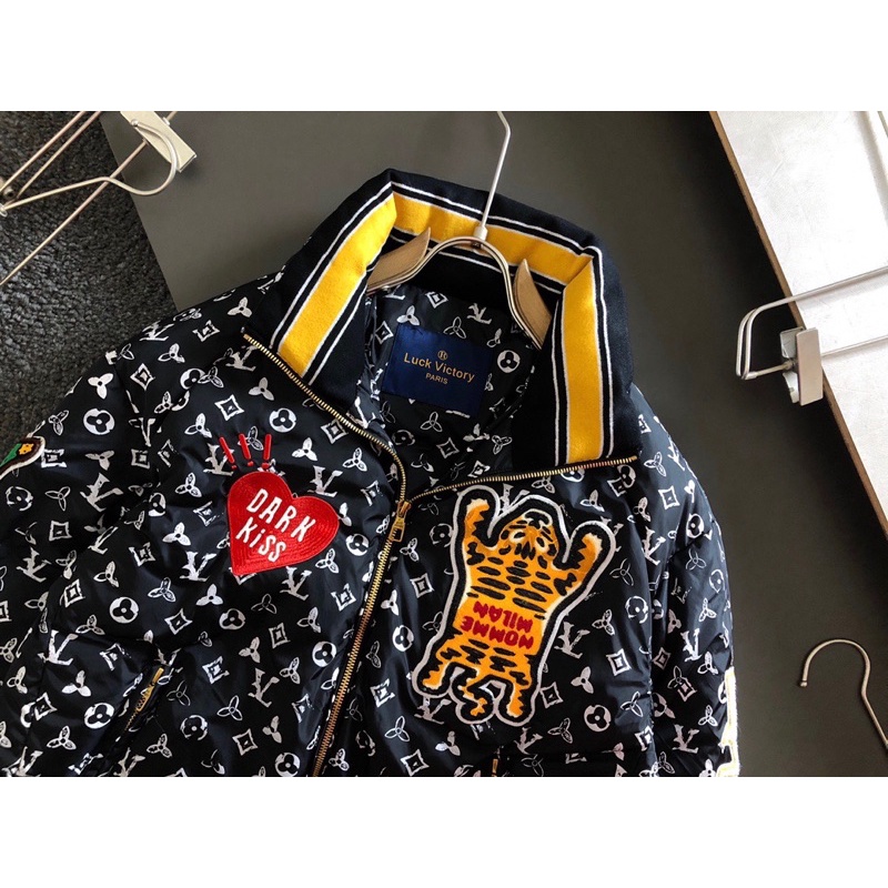 Áo khoác phao nam họa tiết chữ và sticker thương hiệu Louis Vuitton LV cao cấp