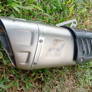 Akrapovic R1 titan tem khắc laser