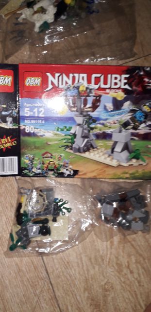 Lắp ráp 1 hộp LegoNinja Cube 99115 có nhiều chi tiết bằng nhựa ABS