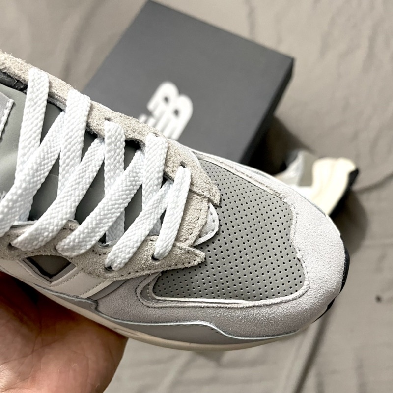 Giày sneaker NB57/40 Xám tiêu chuẩn