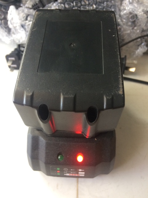 HP Sạc đế gài dùng pin makita 21v-2A