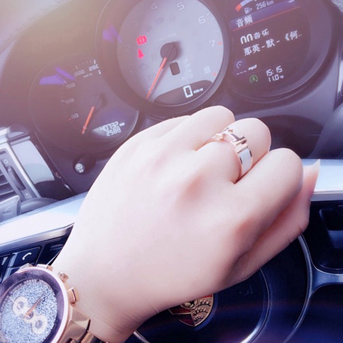 Nhẫn vàng sao chép cắt logo màu đen