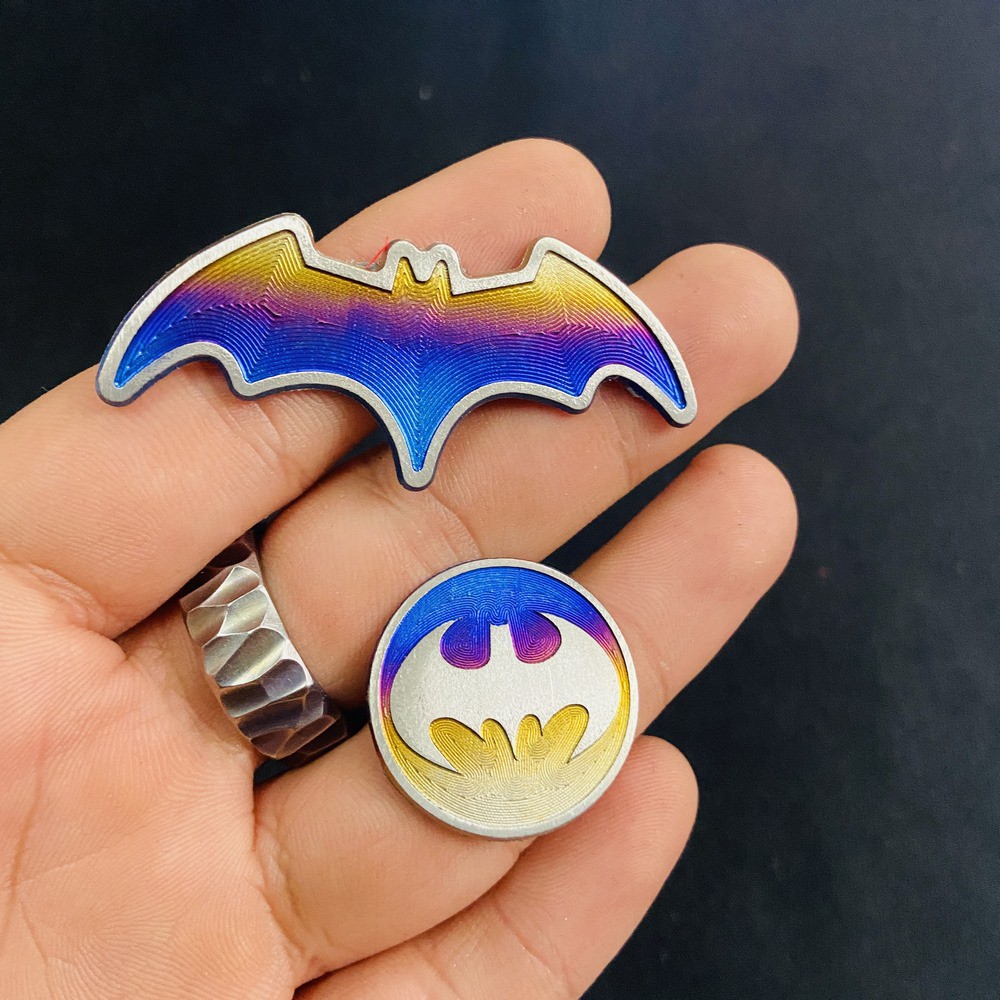 TEM TITAN MẪU LOGO BATMAN DÁN TRANG TRÍ XE MÁY, ỐP LƯNG ĐIỆN THOAI, NÓN BẢO HIỂM, VẬT DỤNG..