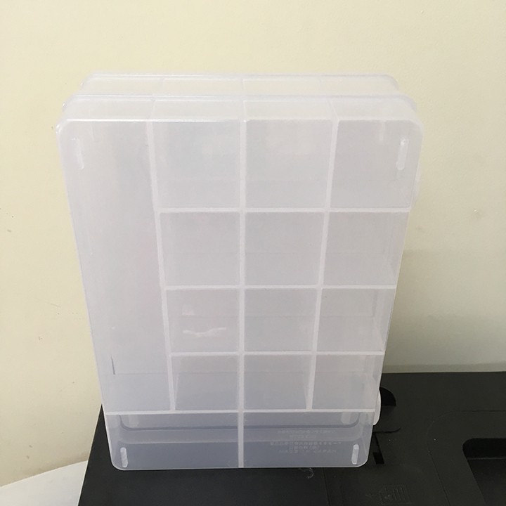 hộp nhựa nhiều ngăn có nắp cài, gồm 15 ngăn cố định. 23x16x3,5cm. D851
