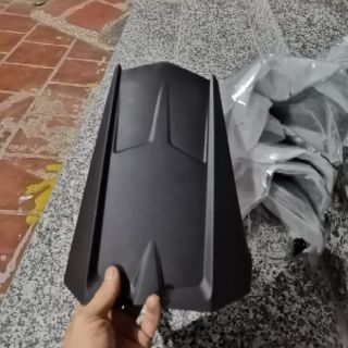 Dè chắn bùn sau R15v3 lắp thay zin