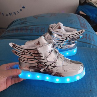 Giày thể thao gắn đèn LED hình đôi cánh thiết kế có cổng sạc dễ thương cho bé trai