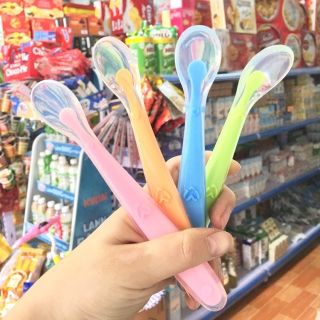 Thìa ăn dặm silicon cho bé