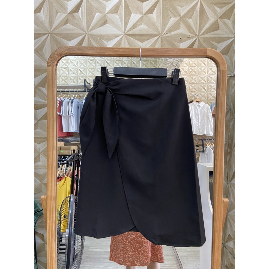 Chân váy bút chì công sở dài qua gối, thắt nơ bên hông trẻ trung, dễ phối đồ | BigBuy360 - bigbuy360.vn