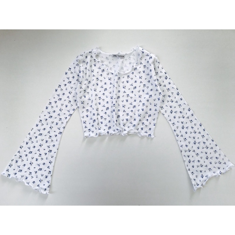 Áo croptop ôm dài tay loe xoăn lai trắng hoa nhí vnxk