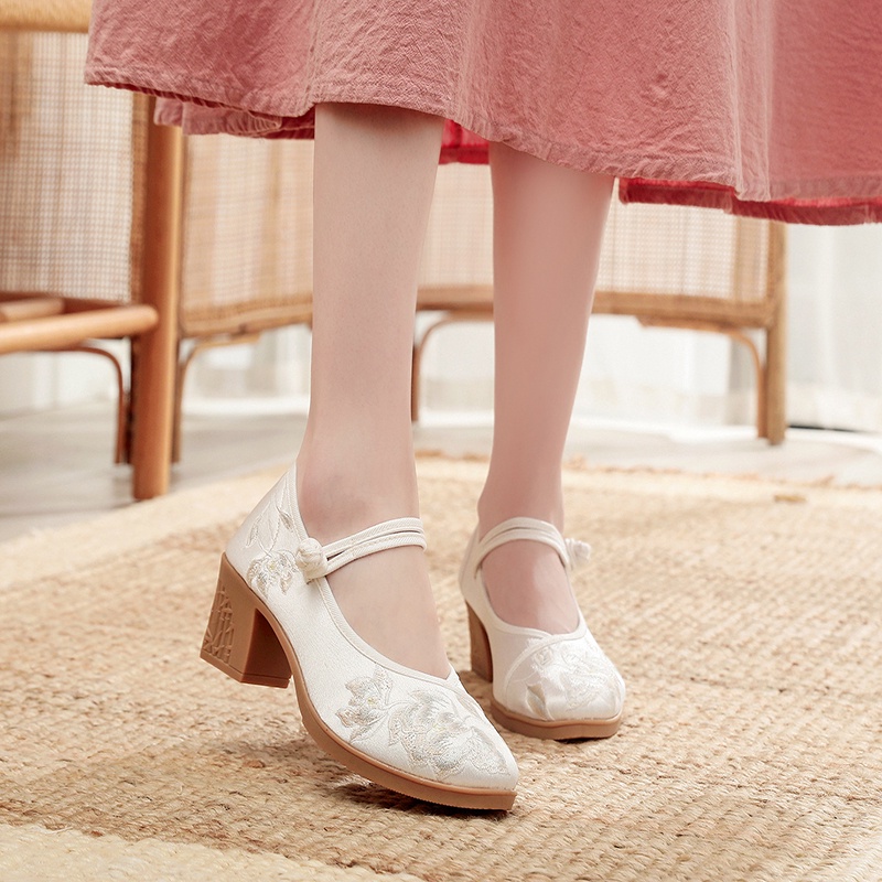 Giày thêu hoa đế cao dây cài GC020