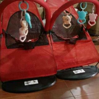 Ghế rung có đồ chơi cho bé