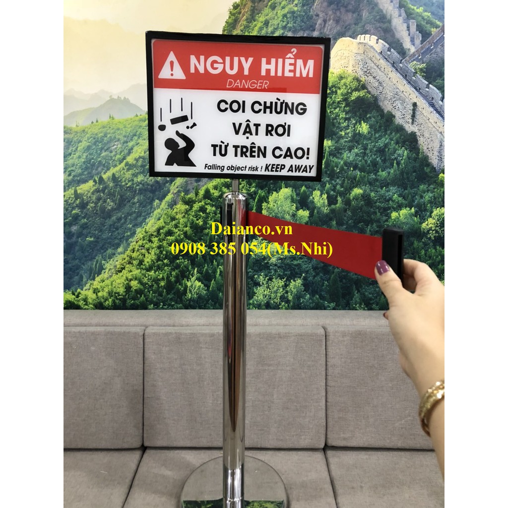Cột rào chắn inox có dây căng dài 2,7m kèm bảng thông tin gắn trên đầu cột- Hình thật